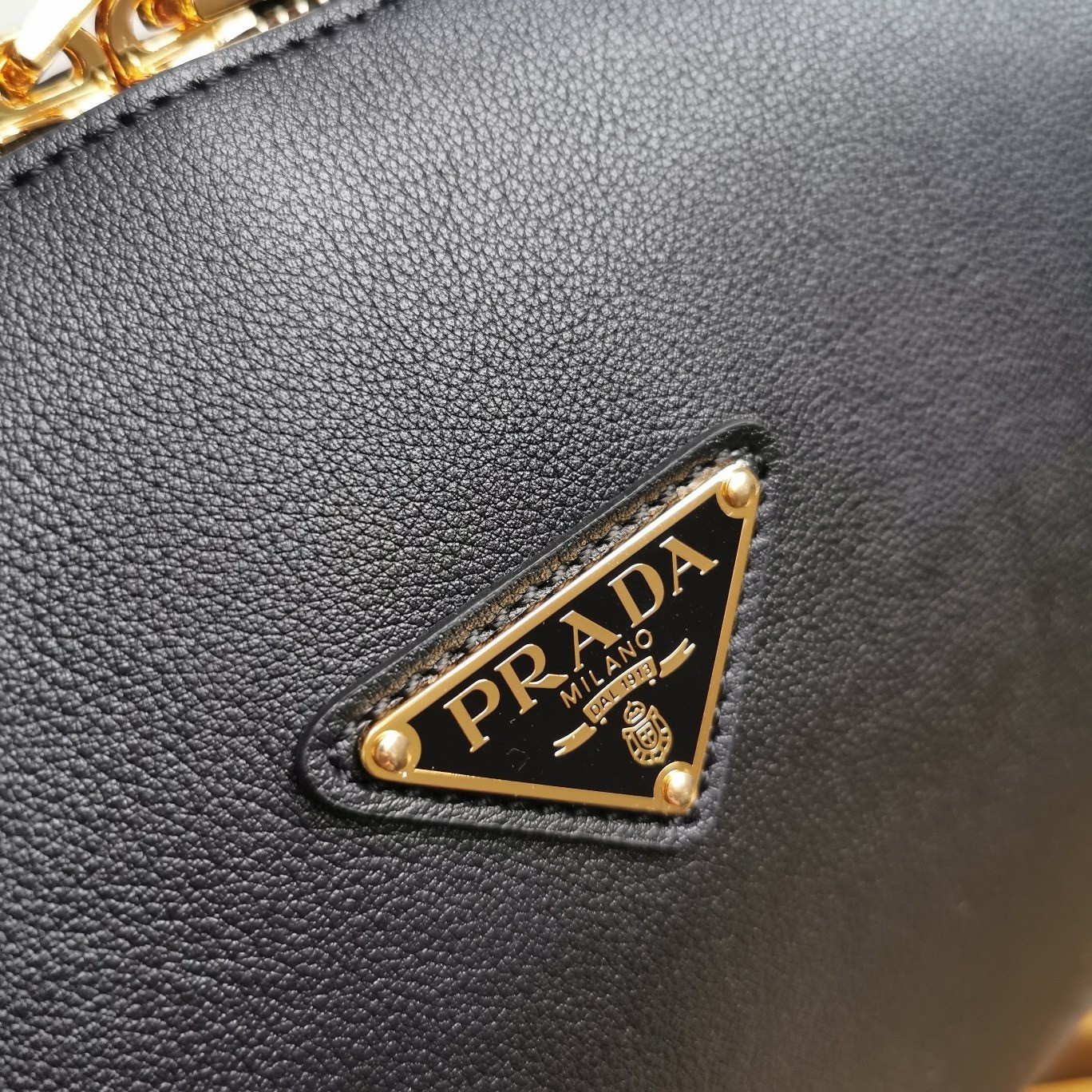 Pra*a shoulder bag in black calfskin with triangle logo