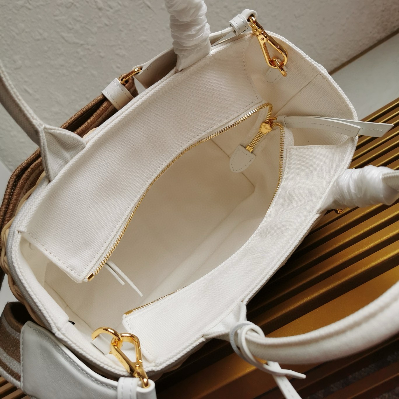 Pra*a medium blend tote bag in wicker and linen