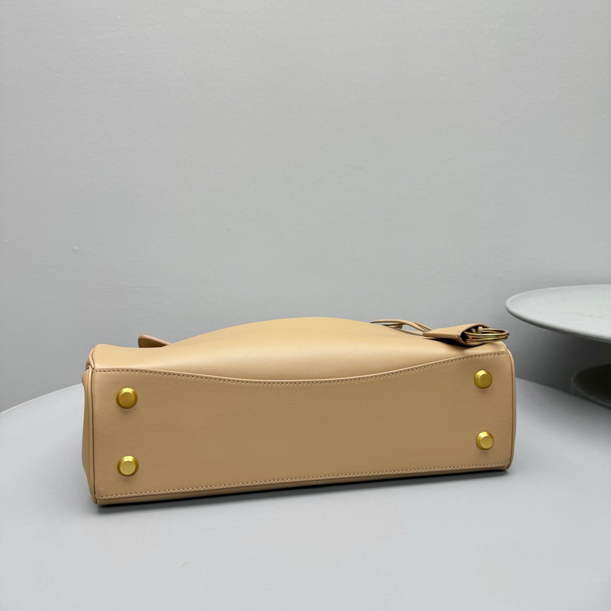 Ba*len*cia*ga rodeo medium bag in latte calfskin