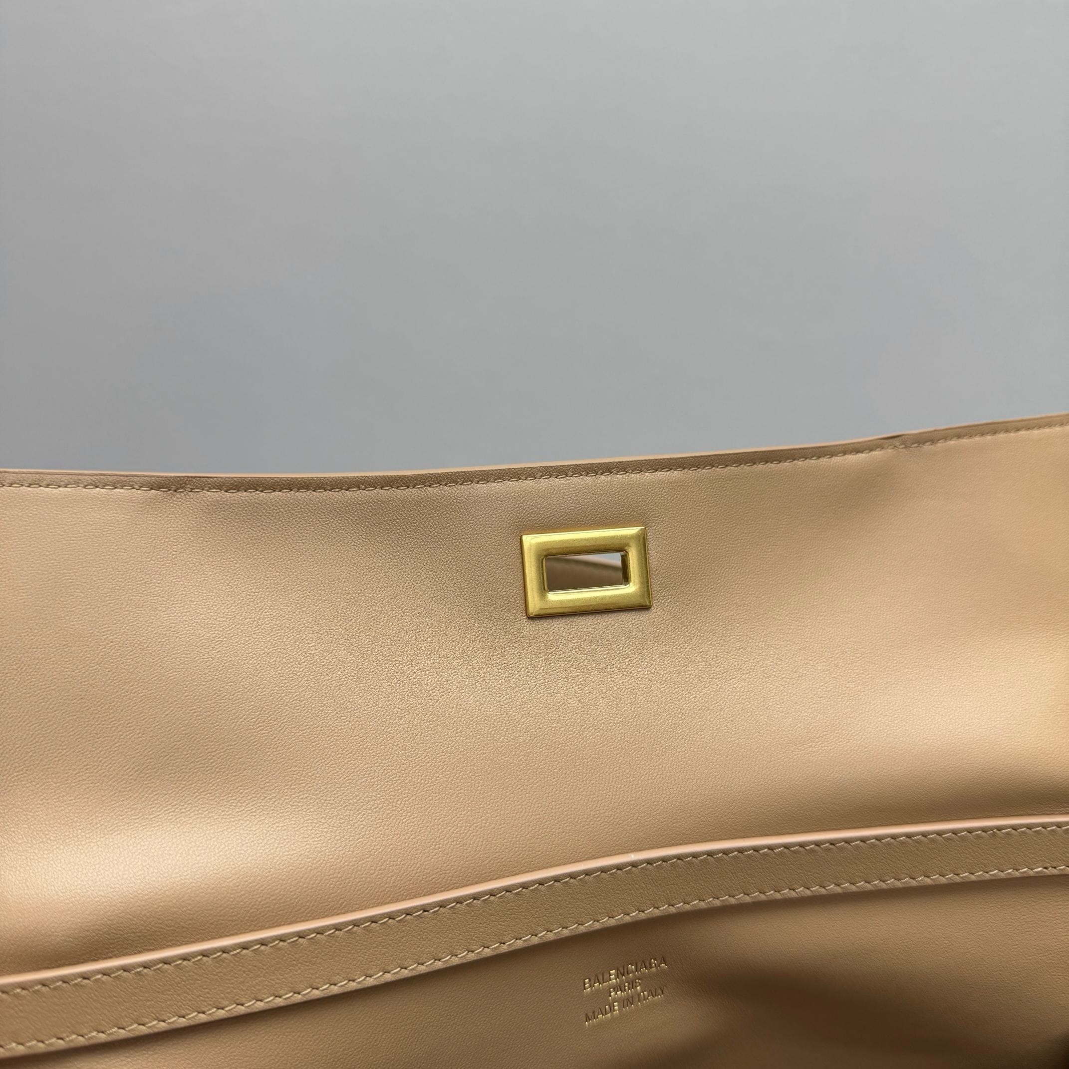 Ba*len*cia*ga rodeo medium bag in latte calfskin