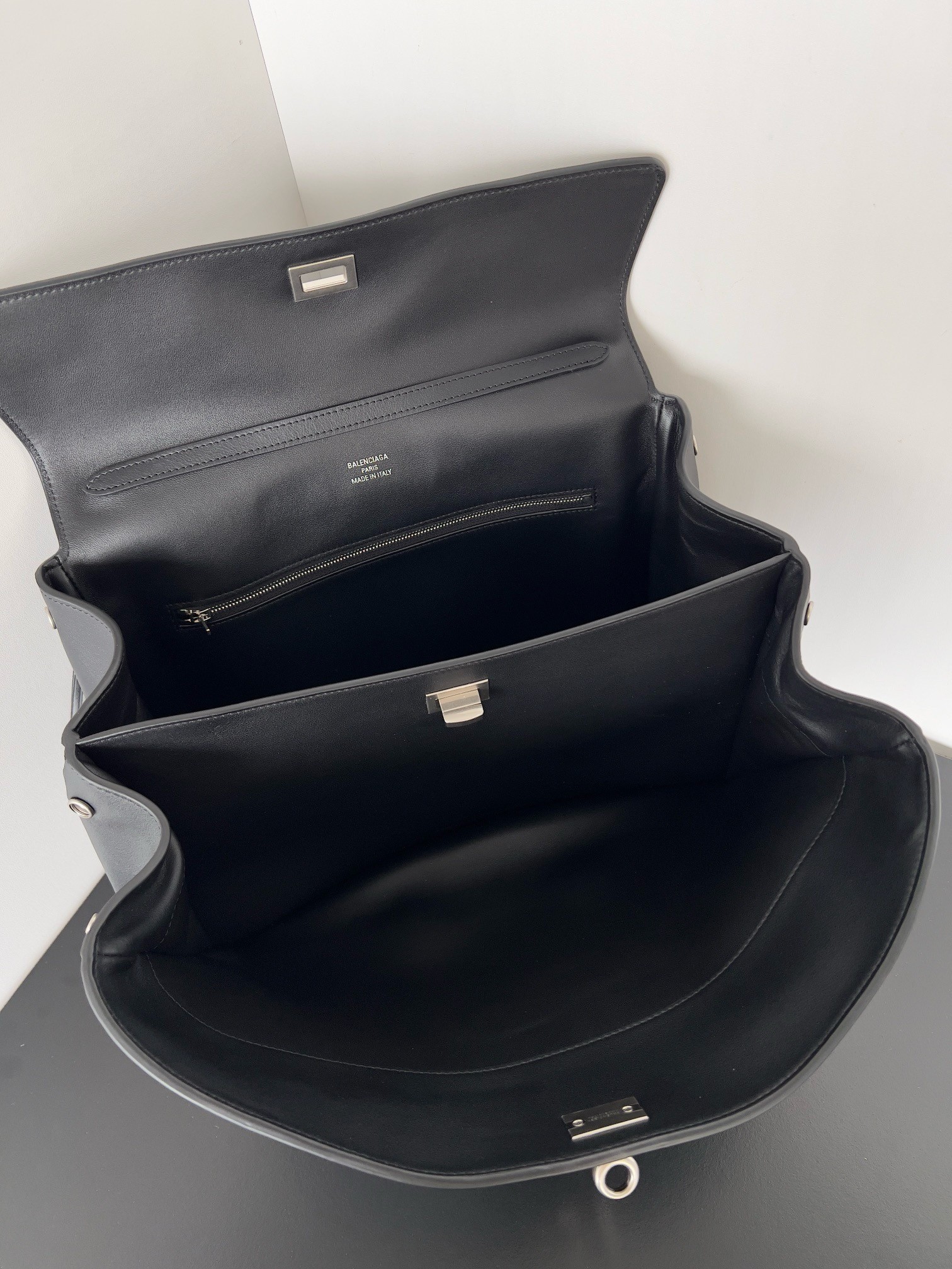 Ba*len*cia*ga rodeo medium bag in noir calfskin