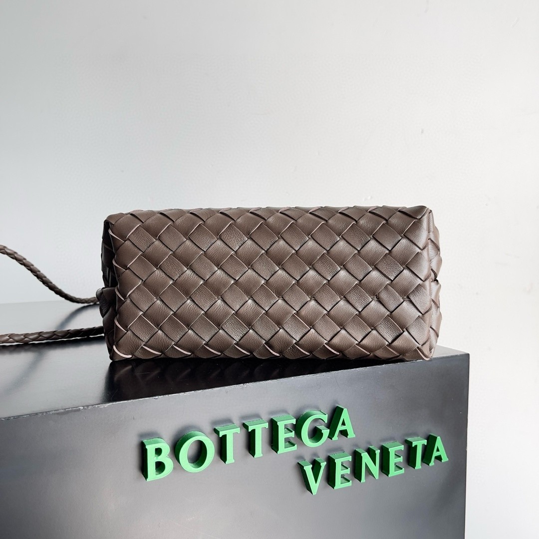 bo*te*ga Ve*ne*ta andiamo small bag in kaki intrecciato lambskin