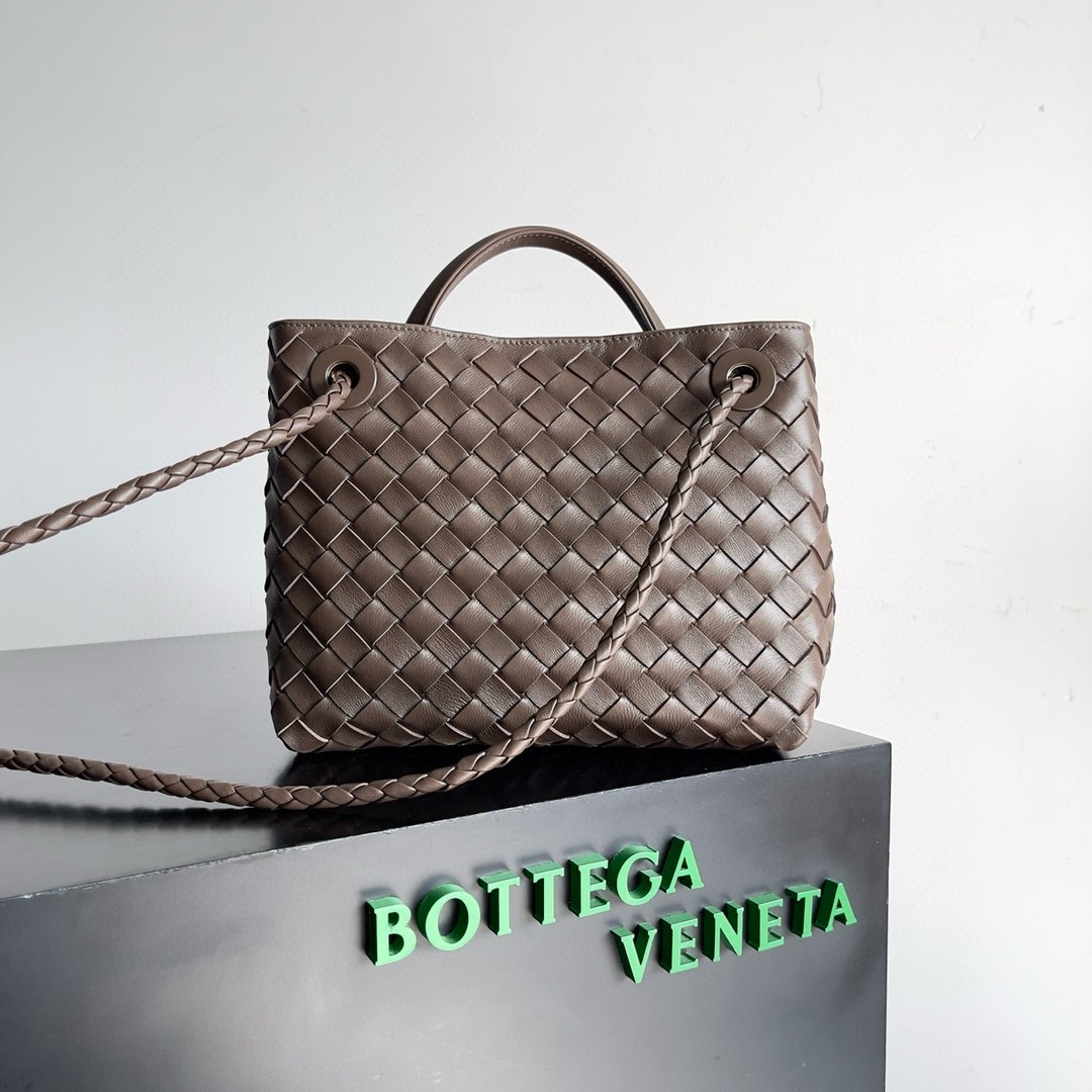 bo*te*ga Ve*ne*ta andiamo small bag in kaki intrecciato lambskin