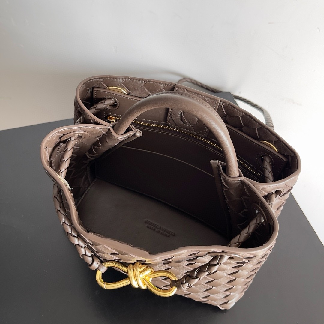 bo*te*ga Ve*ne*ta andiamo small bag in kaki intrecciato lambskin