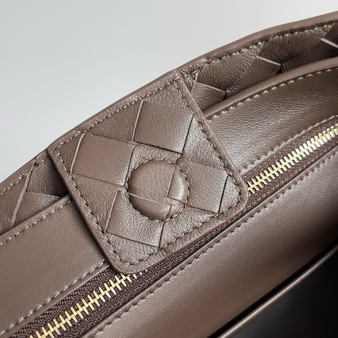 bo*te*ga Ve*ne*ta andiamo small bag in kaki intrecciato lambskin