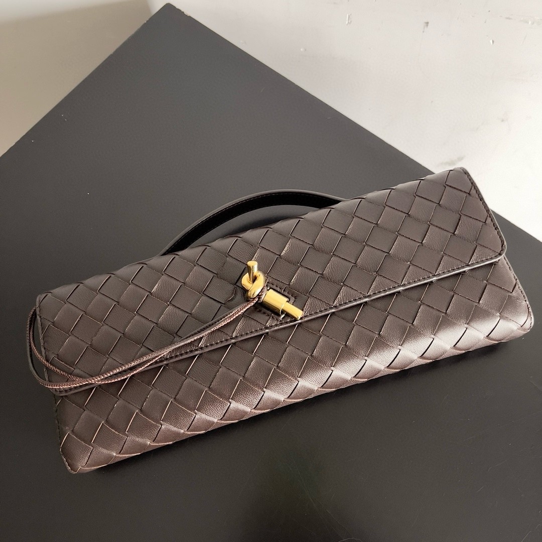 bo*te*ga Ve*ne*ta andiamo clutch with handle in fondant intrecciato lambskin