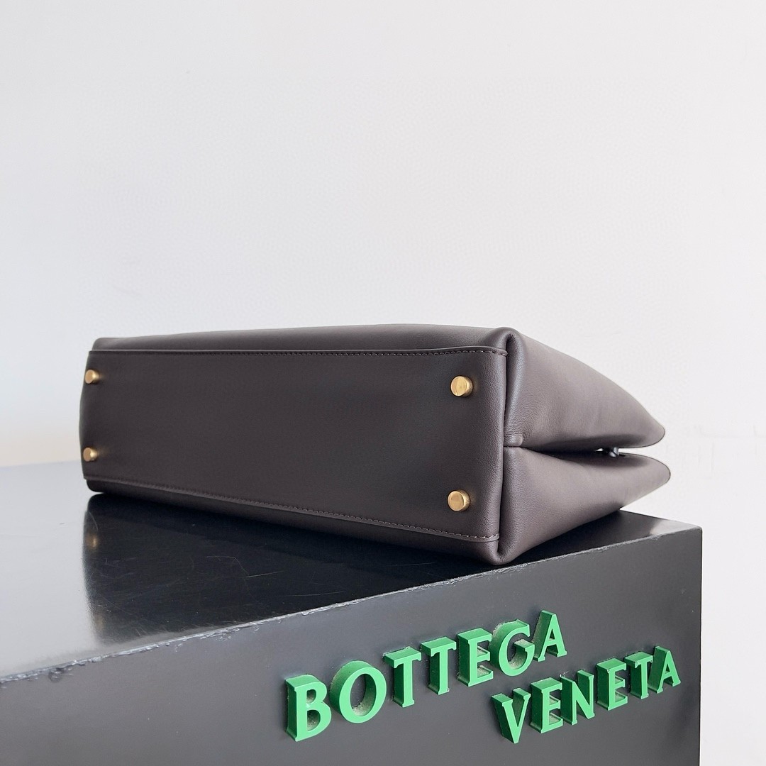 bo*te*ga Ve*ne*ta medium andiamo bag in fondant smooth calfskin
