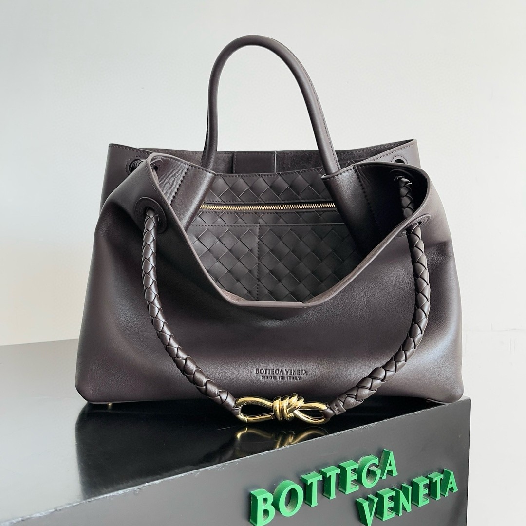bo*te*ga Ve*ne*ta medium andiamo bag in fondant smooth calfskin