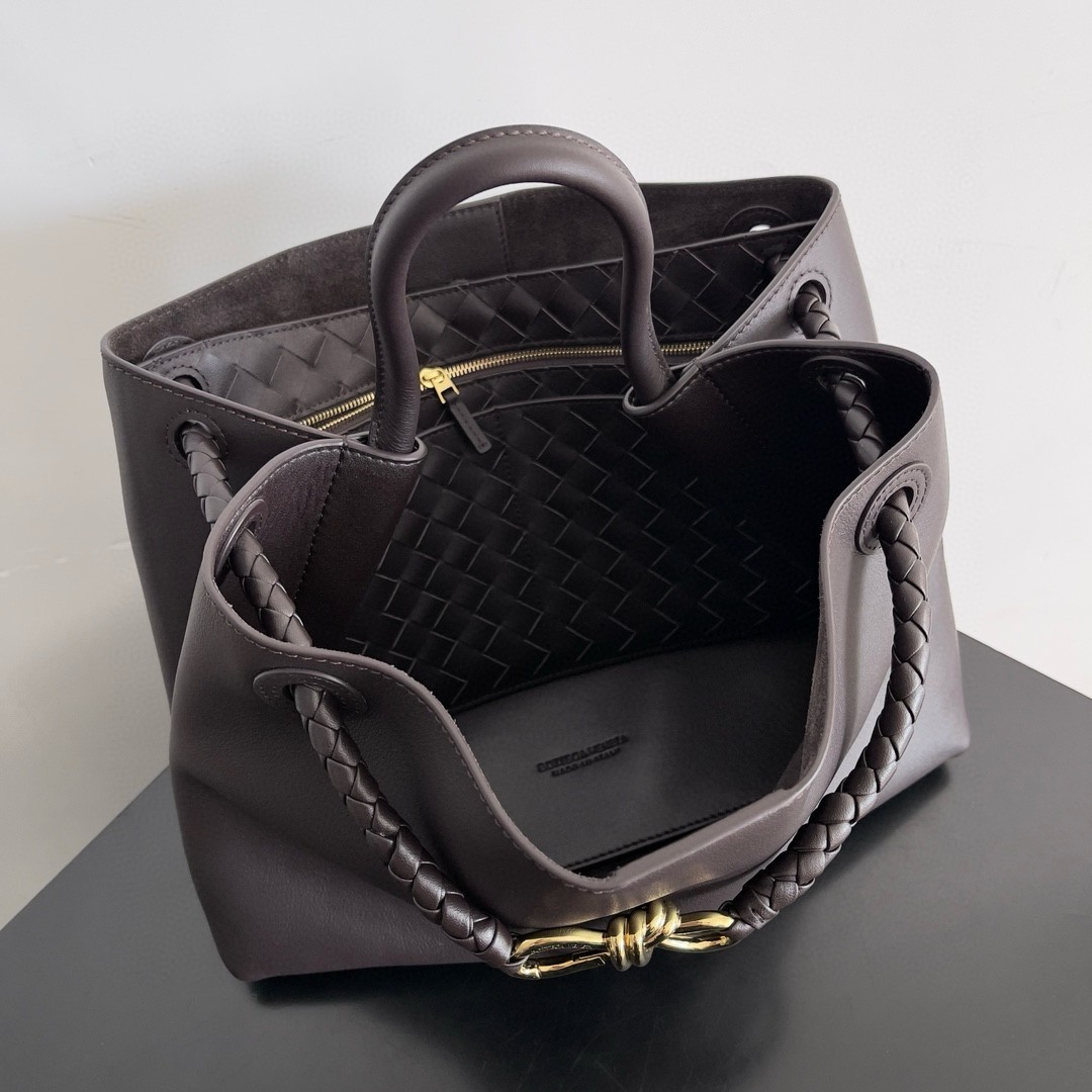 bo*te*ga Ve*ne*ta medium andiamo bag in fondant smooth calfskin