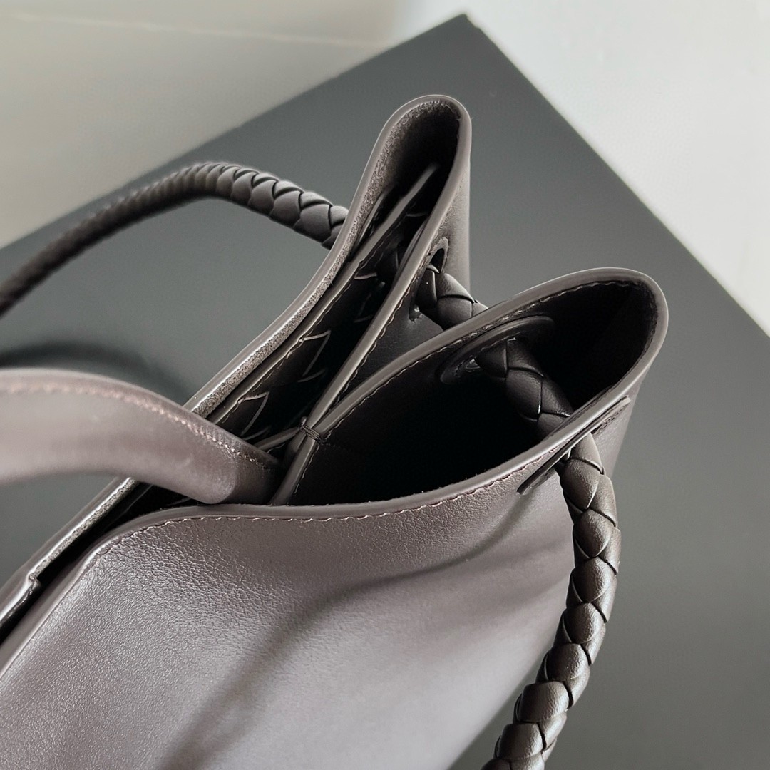 bo*te*ga Ve*ne*ta medium andiamo bag in fondant smooth calfskin