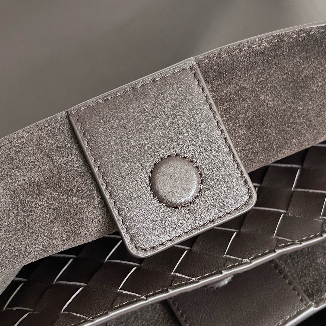 bo*te*ga Ve*ne*ta medium andiamo bag in fondant smooth calfskin
