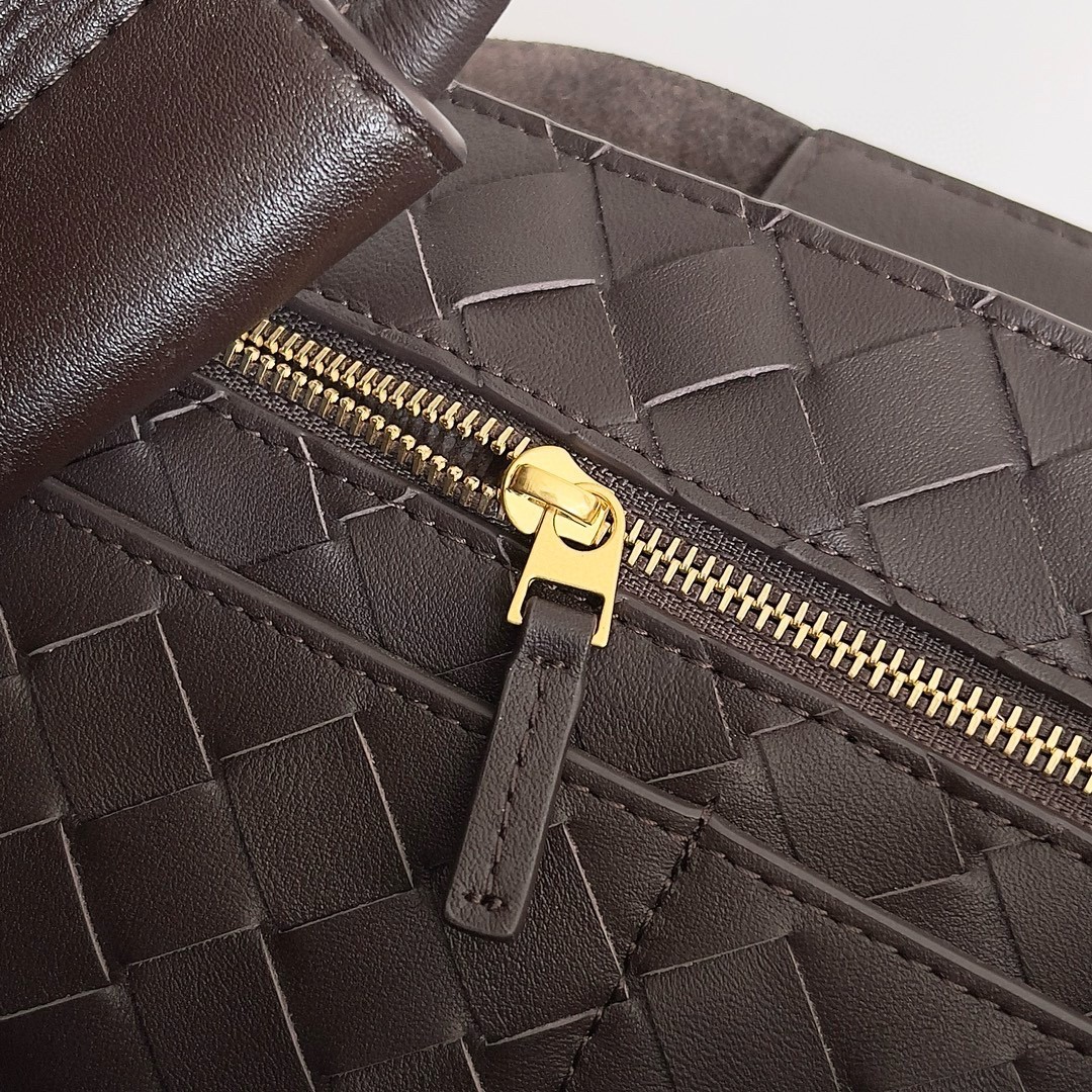 bo*te*ga Ve*ne*ta medium andiamo bag in fondant smooth calfskin