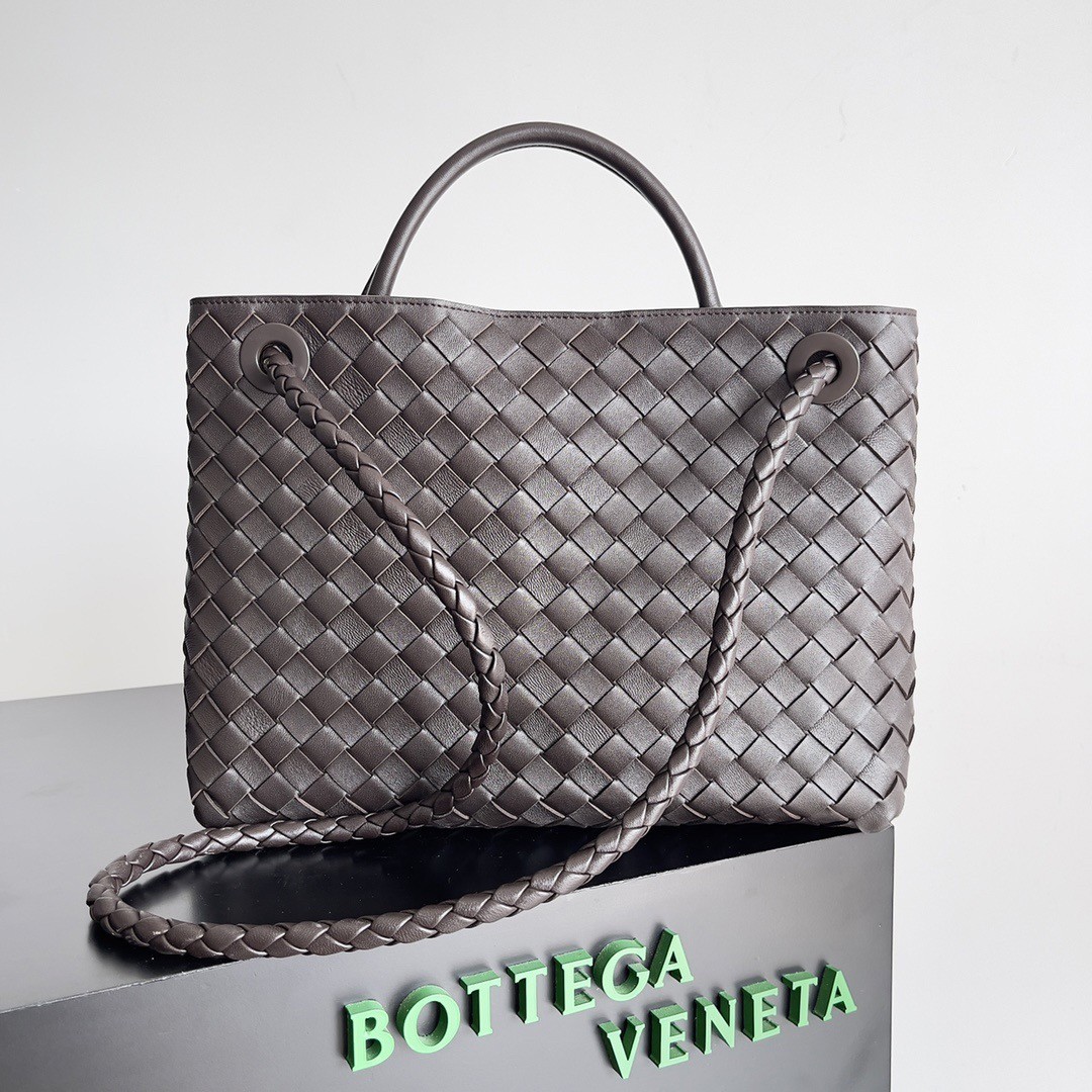 bo*te*ga Ve*ne*ta medium andiamo bag in fondant intrecciato lambskin