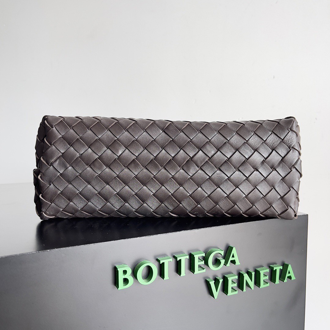 bo*te*ga Ve*ne*ta medium andiamo bag in fondant intrecciato lambskin