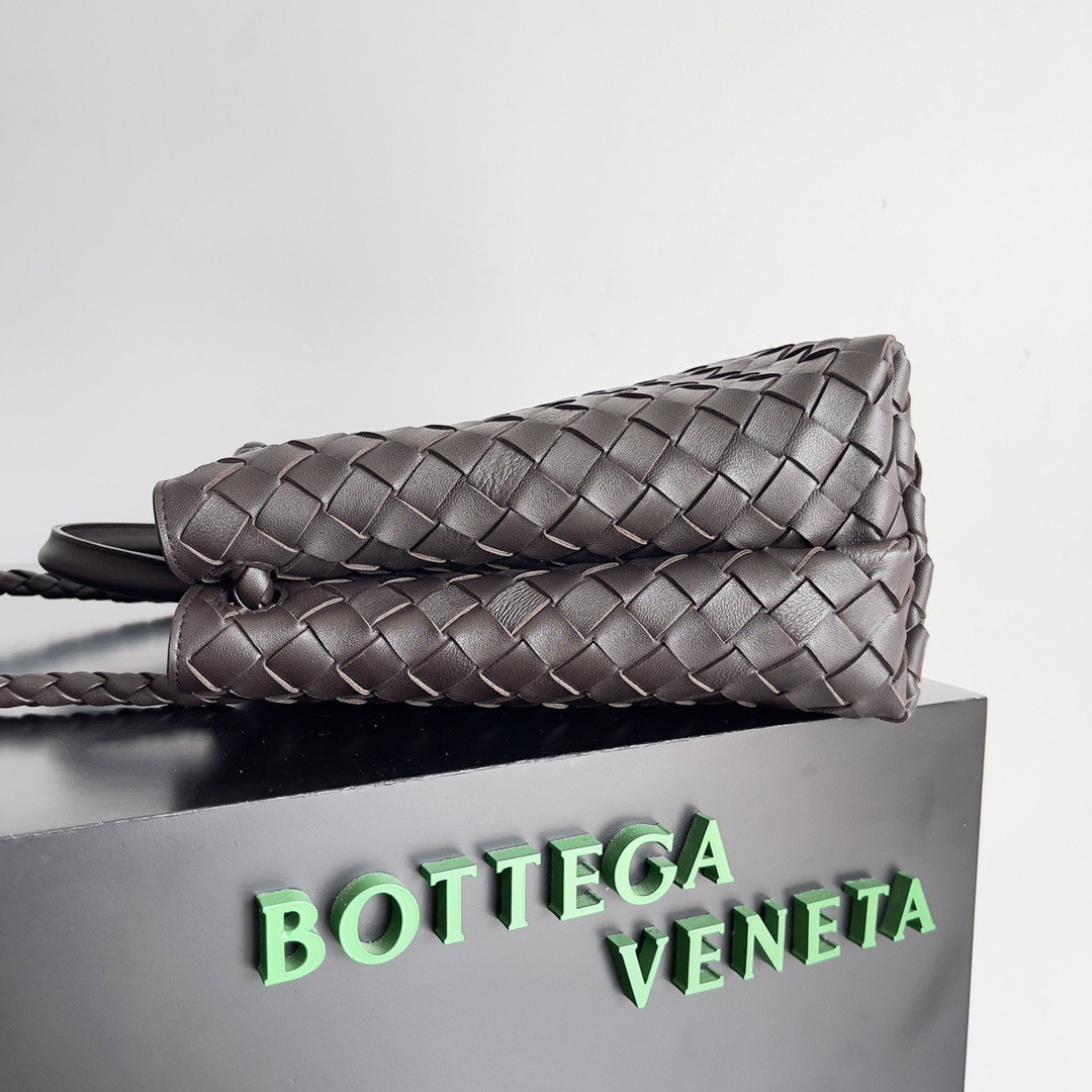 bo*te*ga Ve*ne*ta medium andiamo bag in fondant intrecciato lambskin
