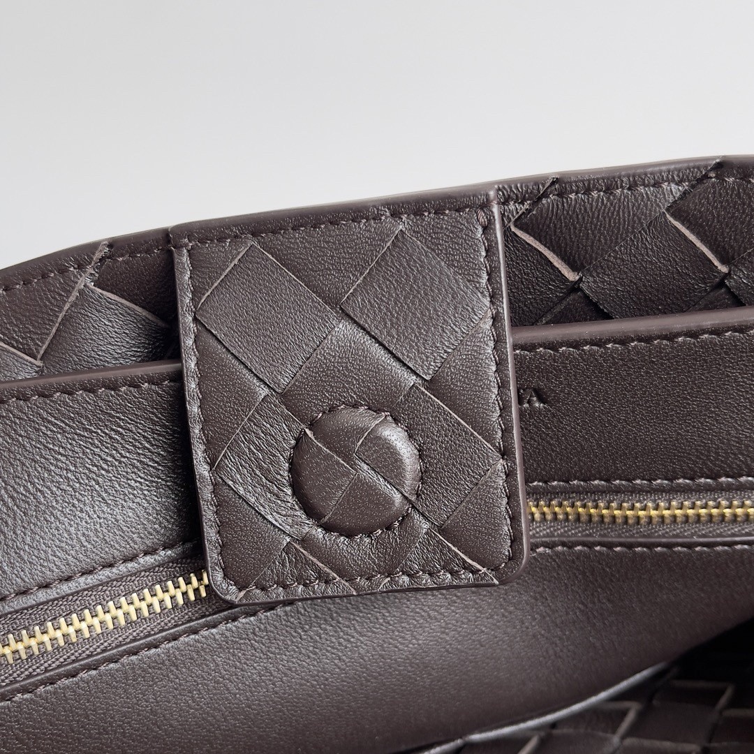 bo*te*ga Ve*ne*ta medium andiamo bag in fondant intrecciato lambskin