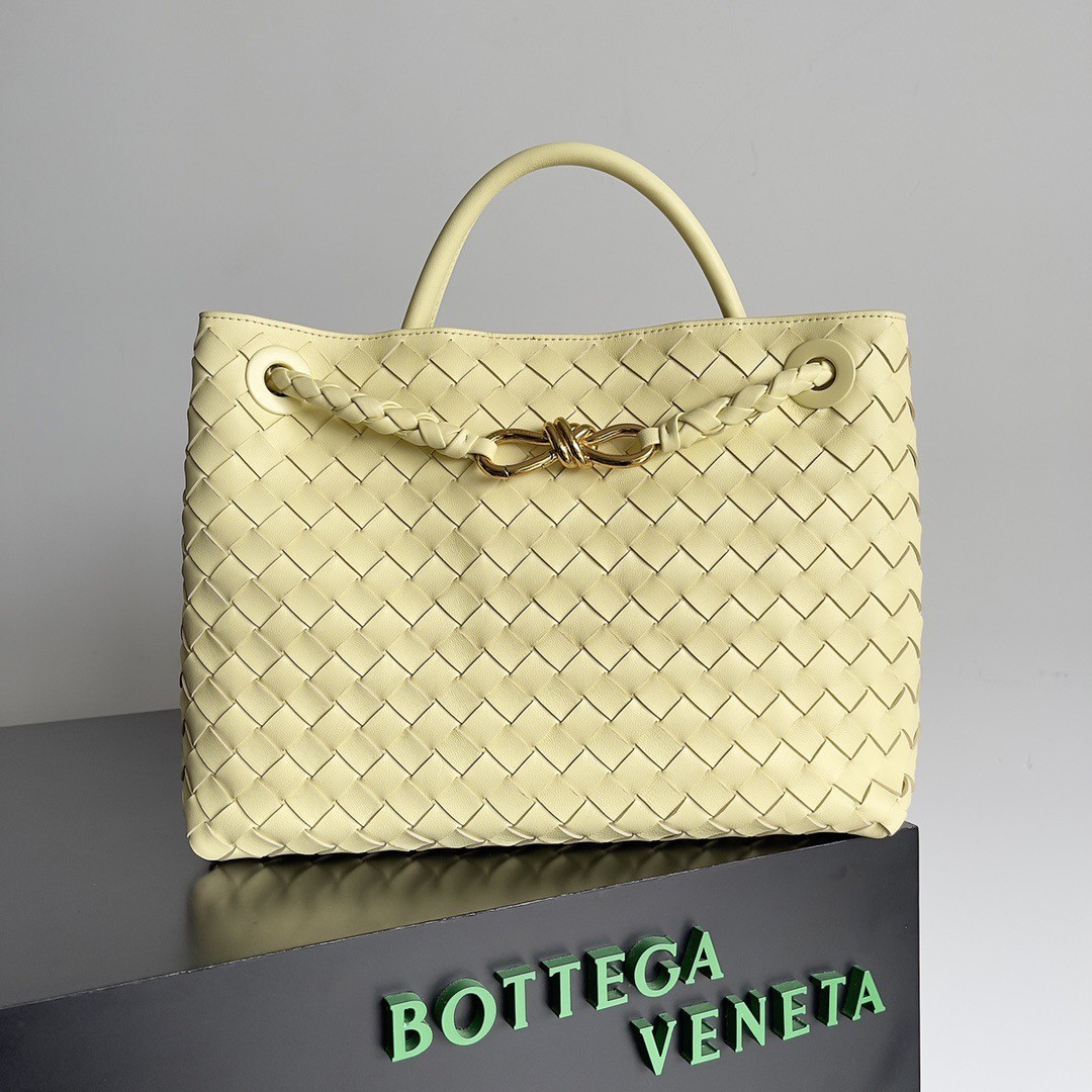 bo*te*ga Ve*ne*ta medium andiamo bag in ice cream intrecciato lambskin