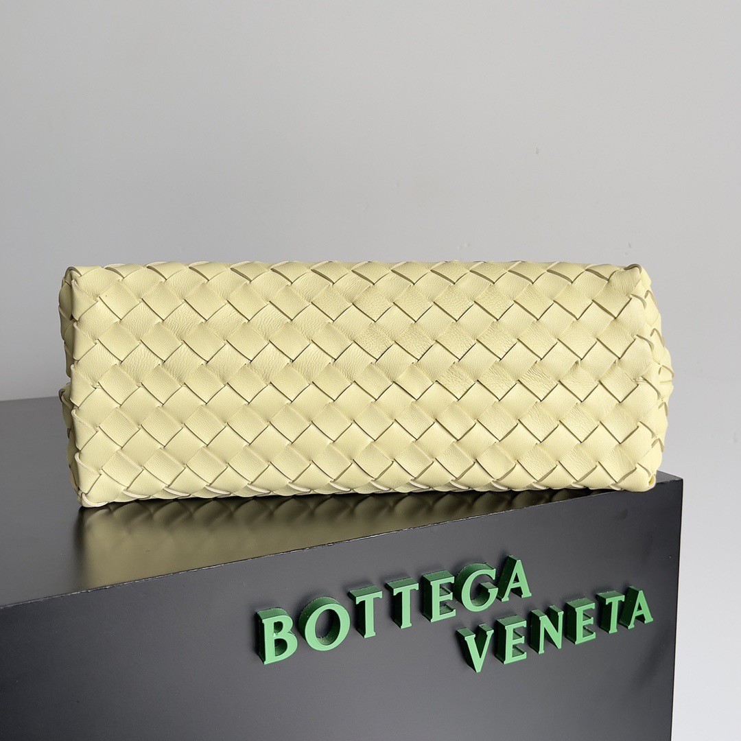 bo*te*ga Ve*ne*ta medium andiamo bag in ice cream intrecciato lambskin