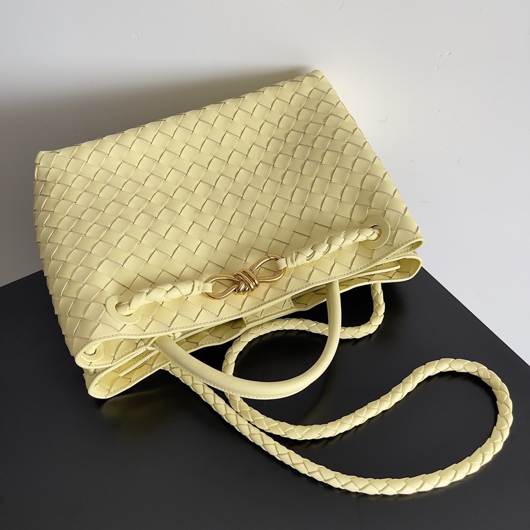 bo*te*ga Ve*ne*ta medium andiamo bag in ice cream intrecciato lambskin