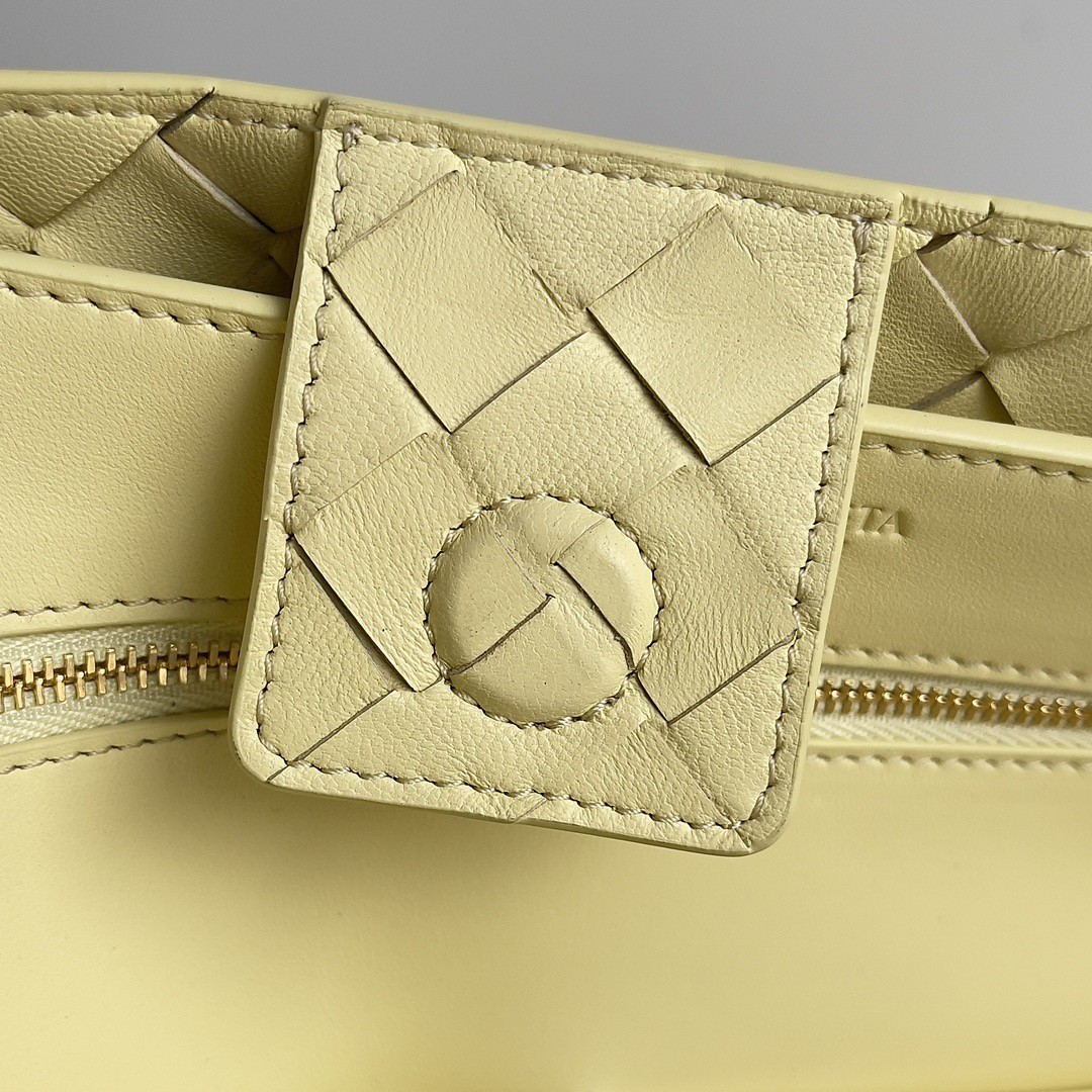 bo*te*ga Ve*ne*ta medium andiamo bag in ice cream intrecciato lambskin