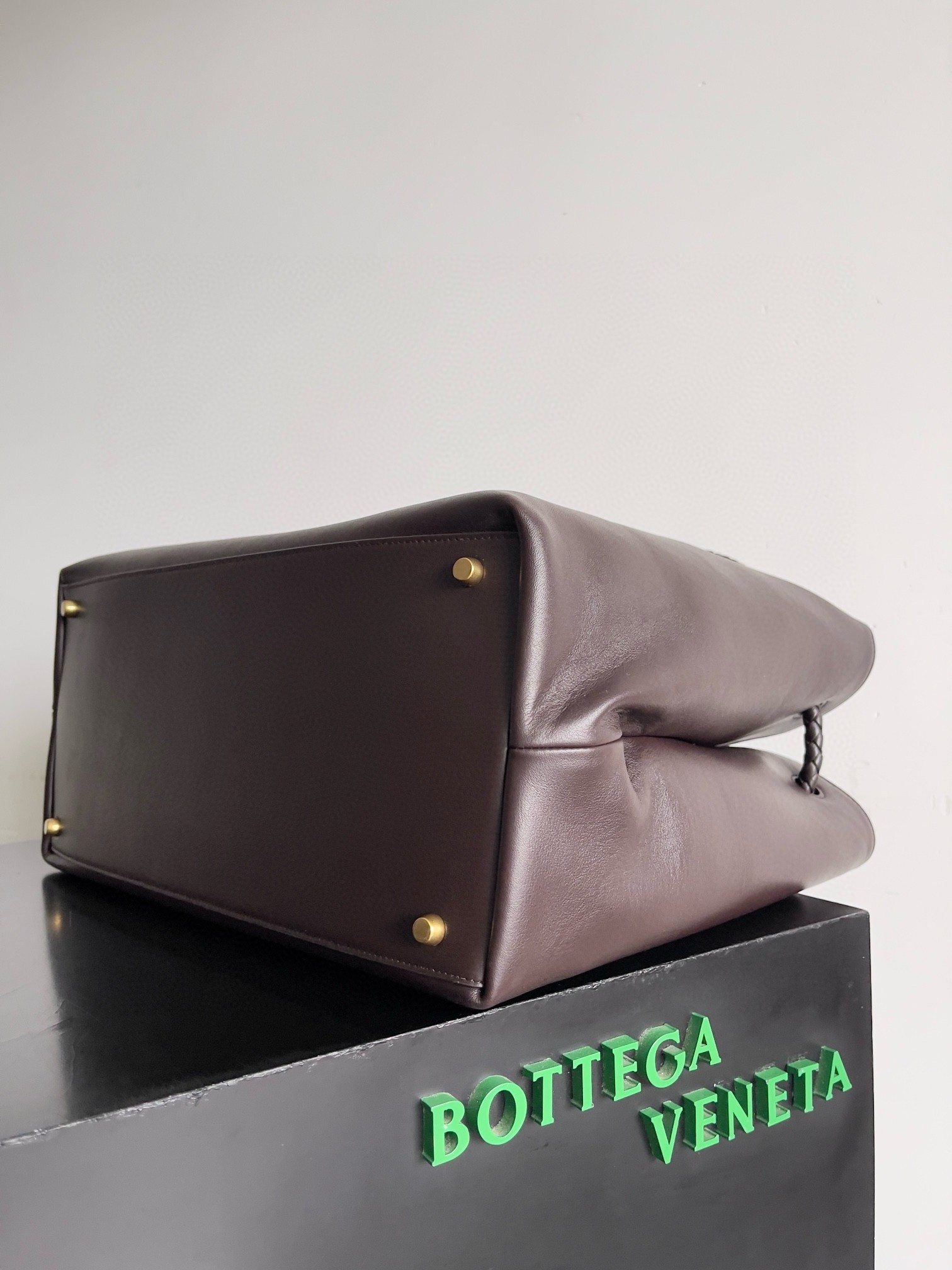 bo*te*ga Ve*ne*ta large andiamo bag in fondant smooth calfskin