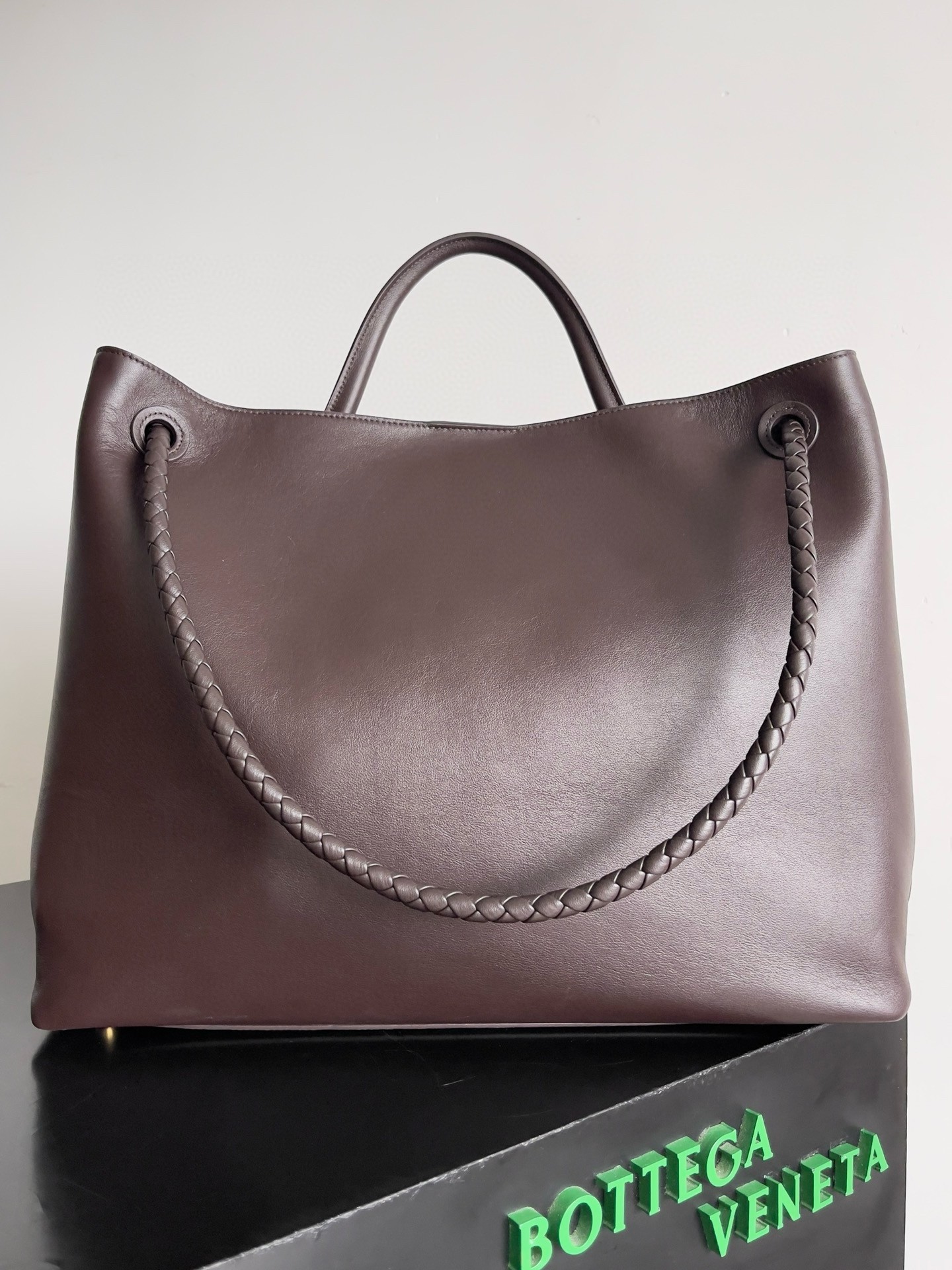 bo*te*ga Ve*ne*ta large andiamo bag in fondant smooth calfskin