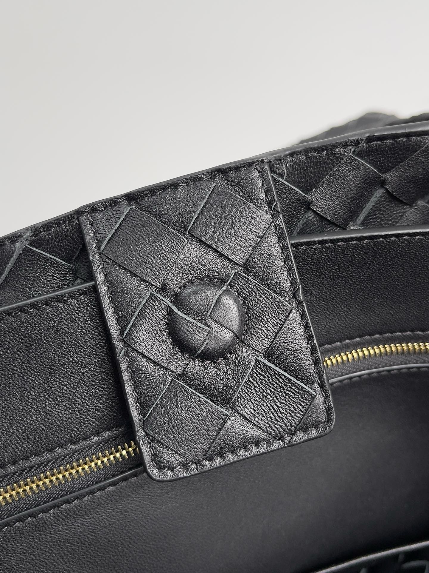 bo*te*ga Ve*ne*ta large andiamo bag in black intrecciato lambskin