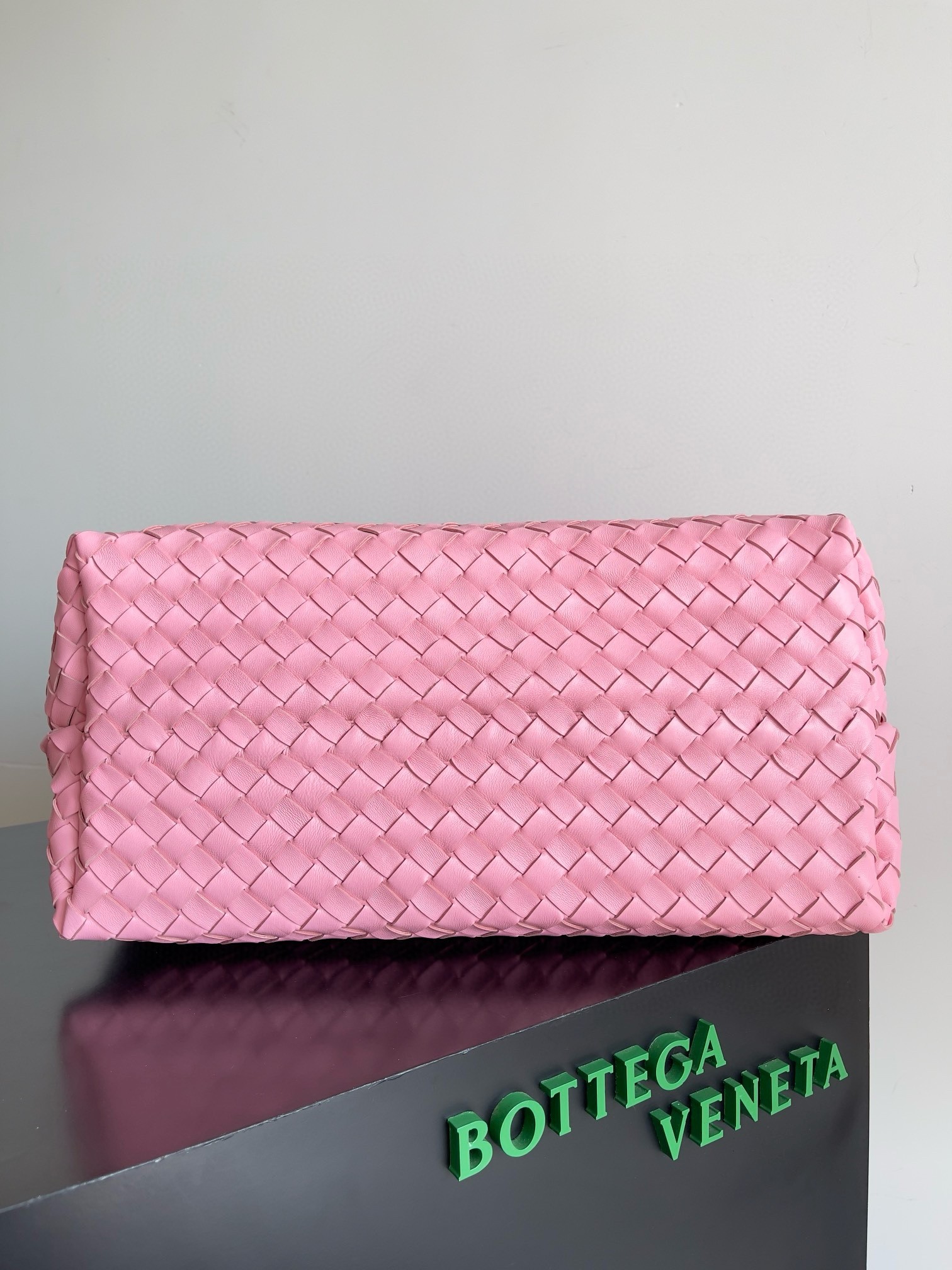 bo*te*ga Ve*ne*ta large andiamo bag in pink intrecciato lambskin