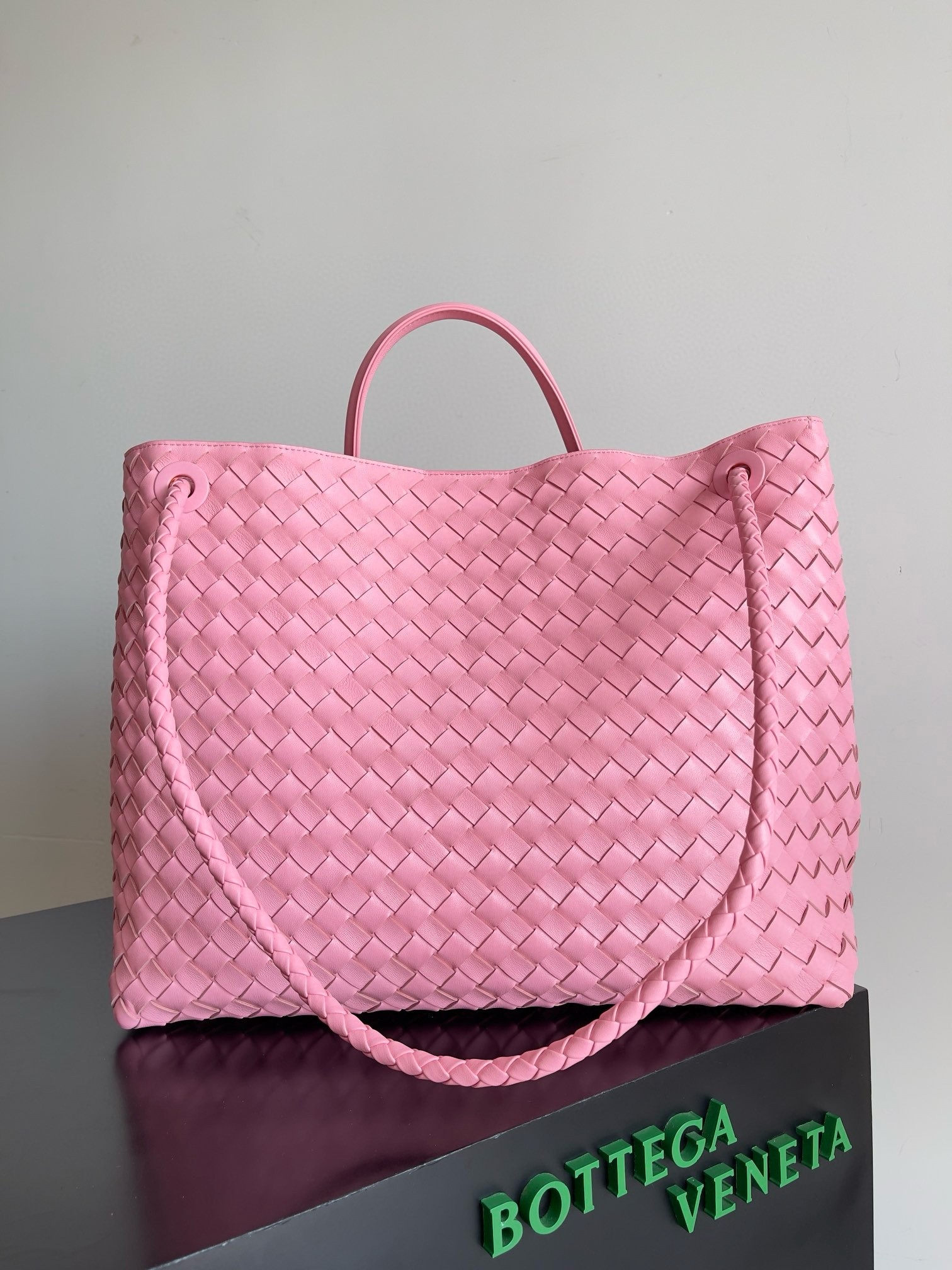 bo*te*ga Ve*ne*ta large andiamo bag in pink intrecciato lambskin
