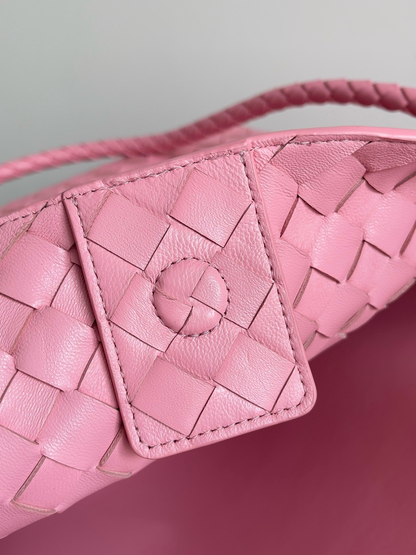 bo*te*ga Ve*ne*ta large andiamo bag in pink intrecciato lambskin
