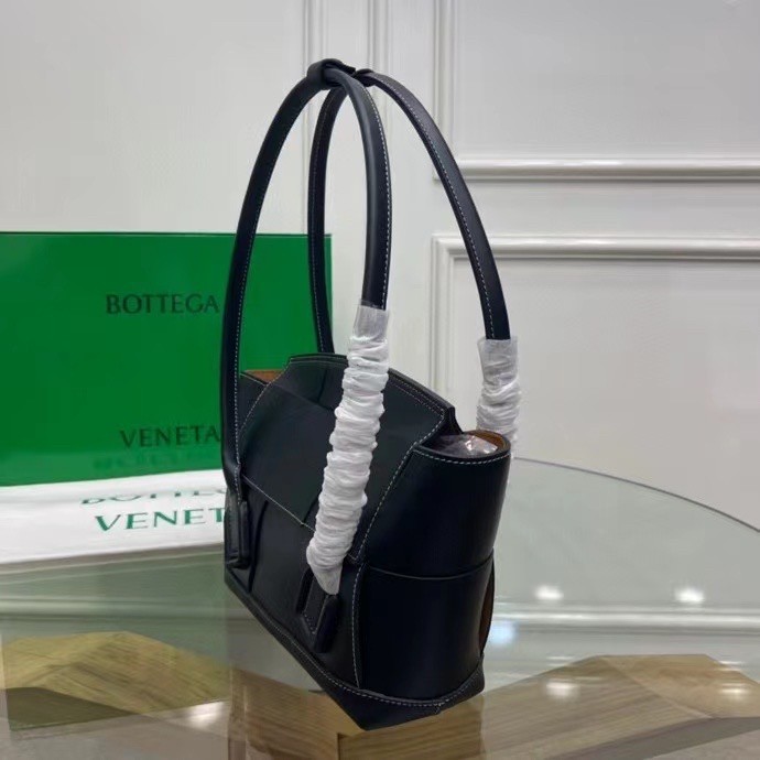 bo*te*ga Ve*ne*ta arco small bag in black intrecciato calfskin