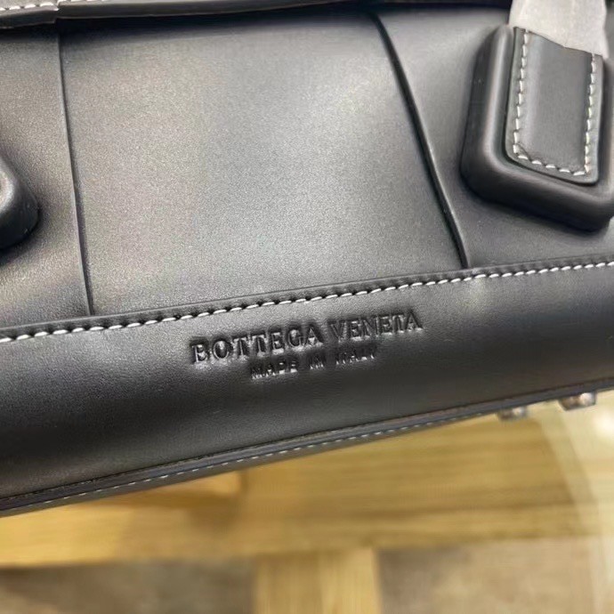 bo*te*ga Ve*ne*ta arco small bag in black intrecciato calfskin