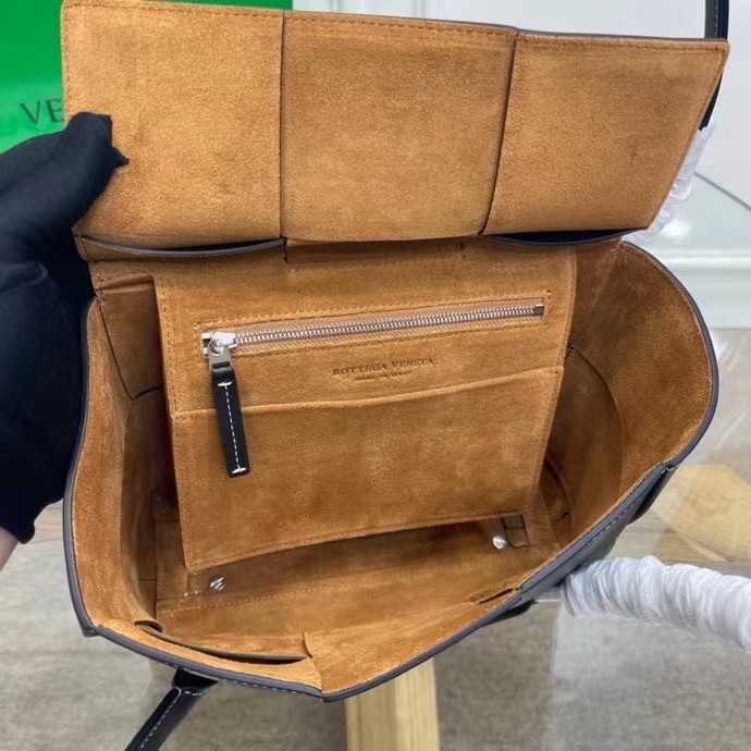 bo*te*ga Ve*ne*ta arco small bag in black intrecciato calfskin