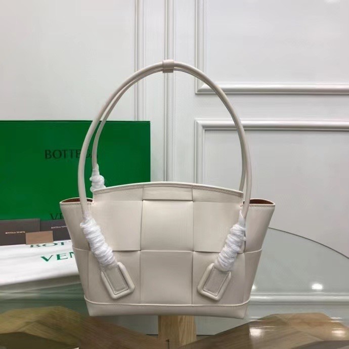 bo*te*ga Ve*ne*ta arco small bag in white intrecciato calfskin