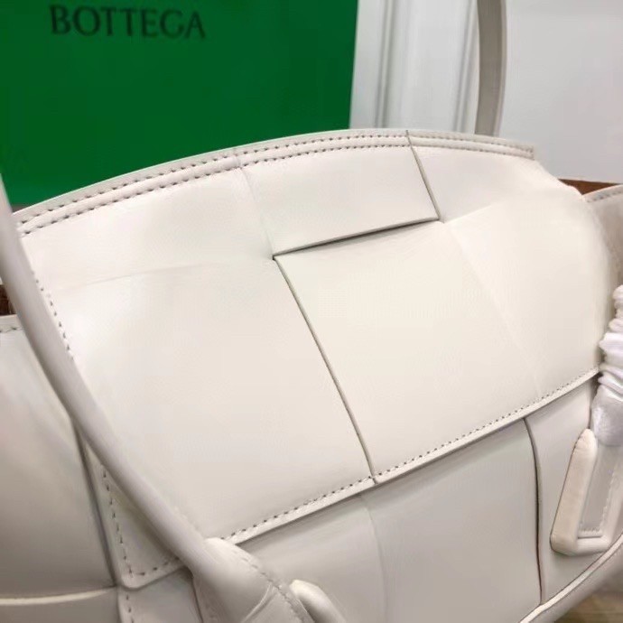 bo*te*ga Ve*ne*ta arco small bag in white intrecciato calfskin