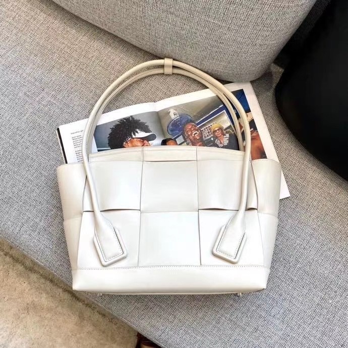 bo*te*ga Ve*ne*ta arco medium bag in white intrecciato calfskin