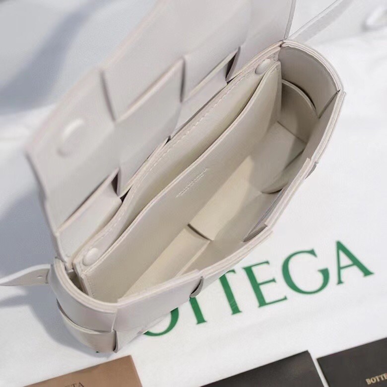 bo*te*ga Ve*ne*ta cassette belt bag in white intrecciato leather