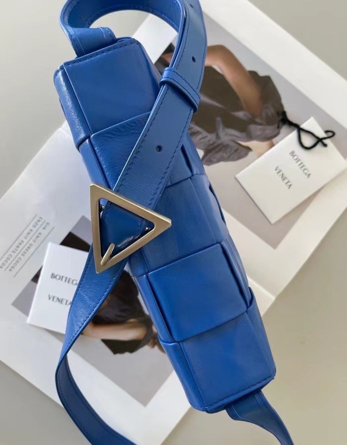 bo*te*ga Ve*ne*ta cassett bag in cobalt wrinkled calfskin