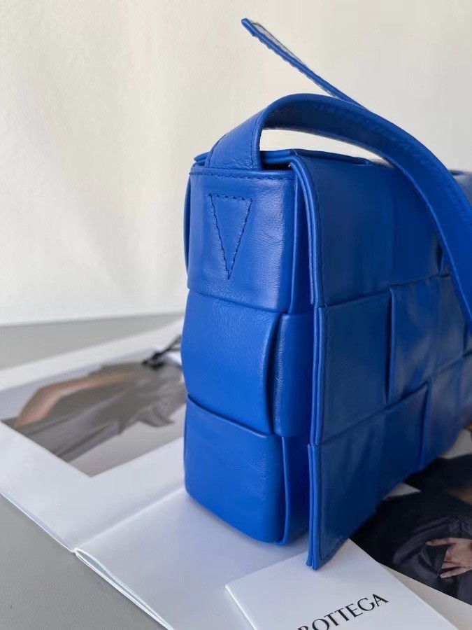 bo*te*ga Ve*ne*ta cassett bag in cobalt wrinkled calfskin