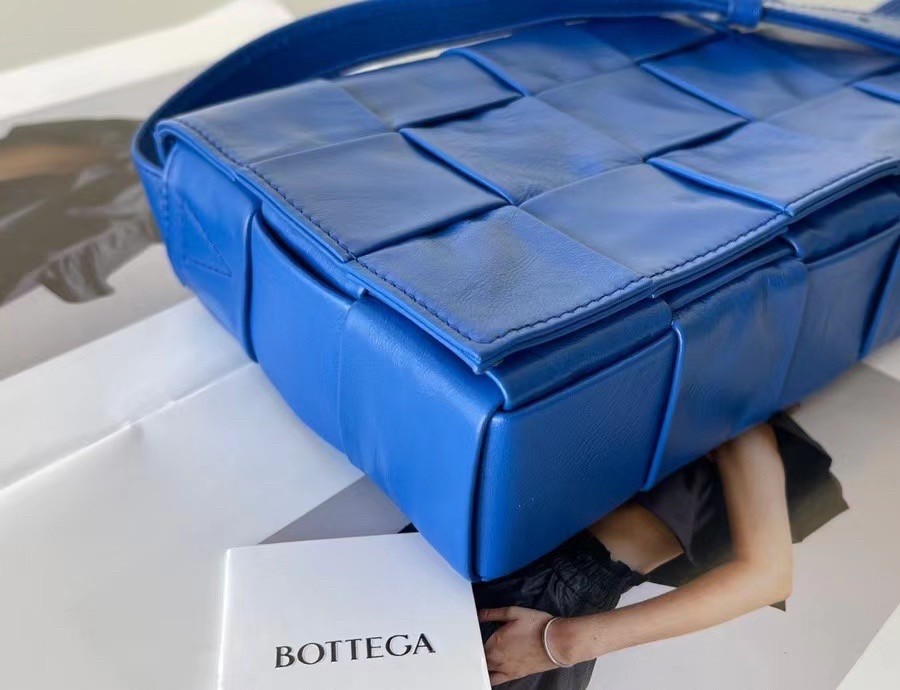 bo*te*ga Ve*ne*ta cassett bag in cobalt wrinkled calfskin