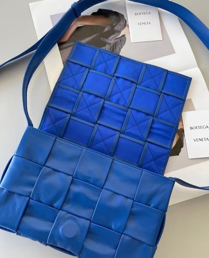 bo*te*ga Ve*ne*ta cassett bag in cobalt wrinkled calfskin