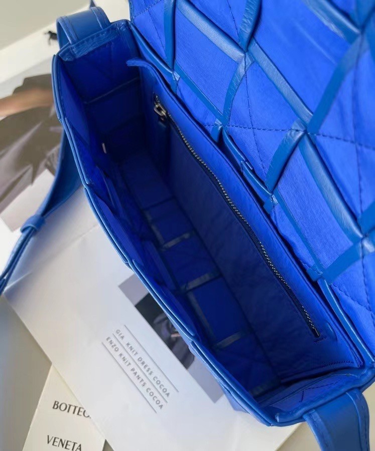 bo*te*ga Ve*ne*ta cassett bag in cobalt wrinkled calfskin