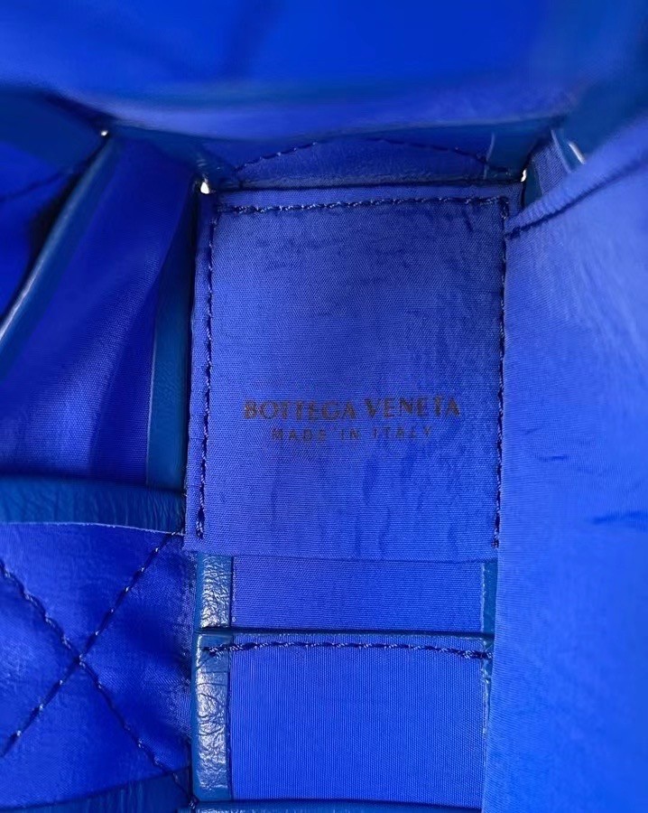 bo*te*ga Ve*ne*ta cassett bag in cobalt wrinkled calfskin