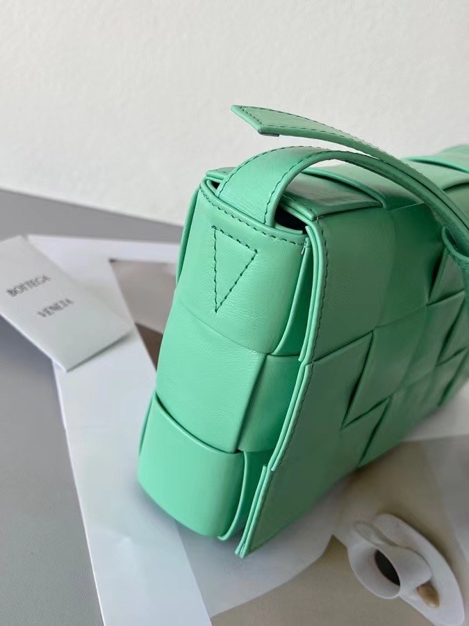 bo*te*ga Ve*ne*ta cassett bag in fountain wrinkled calfskin