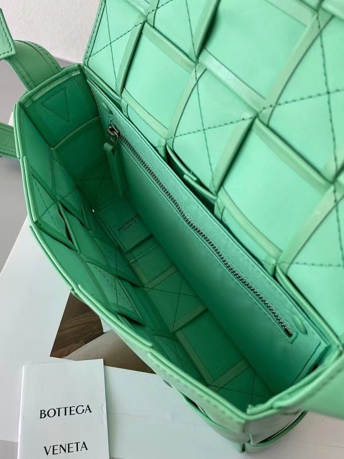 bo*te*ga Ve*ne*ta cassett bag in fountain wrinkled calfskin
