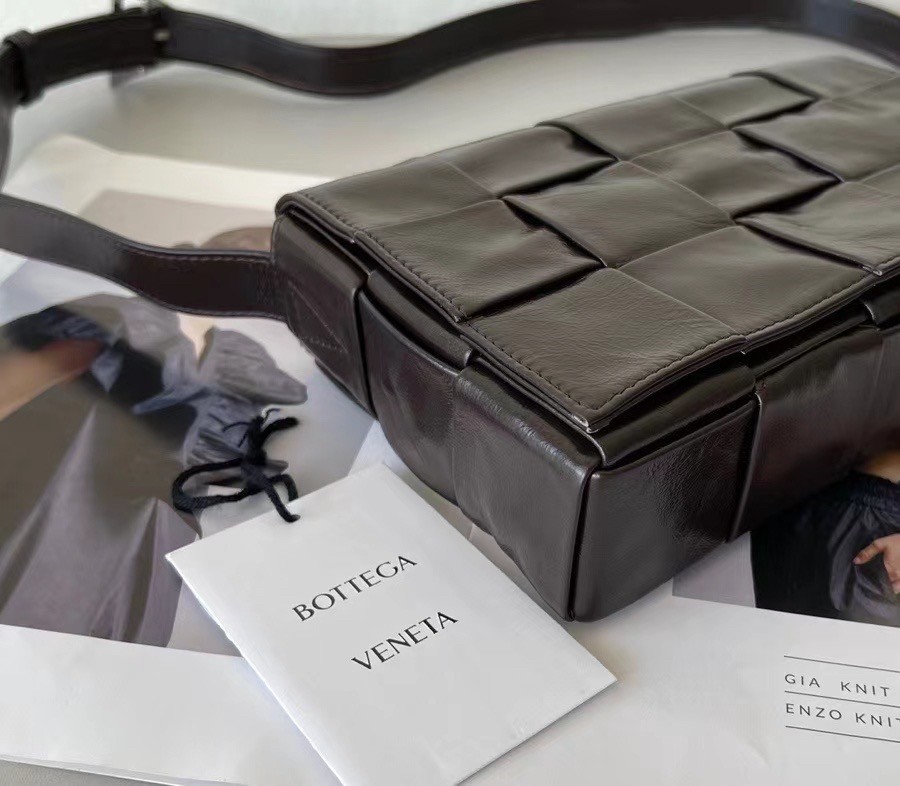 bo*te*ga Ve*ne*ta cassett bag in fondant wrinkled calfskin