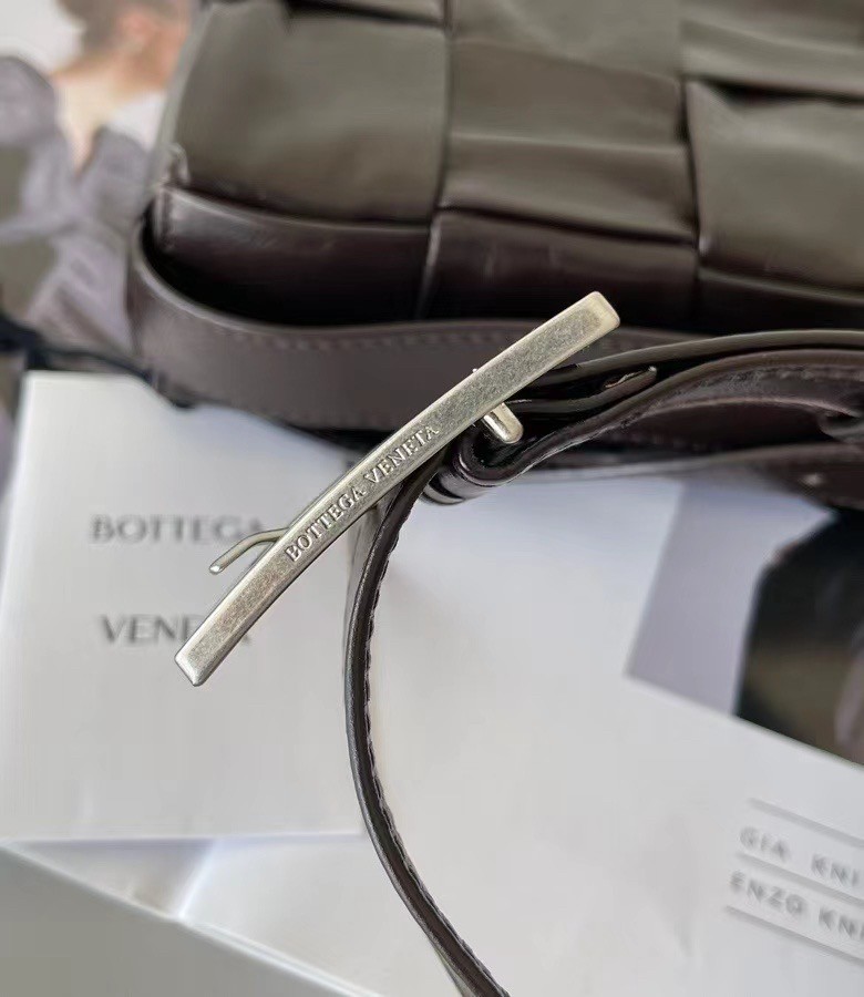 bo*te*ga Ve*ne*ta cassett bag in fondant wrinkled calfskin