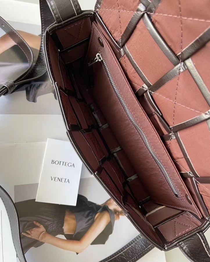 bo*te*ga Ve*ne*ta cassett bag in fondant wrinkled calfskin