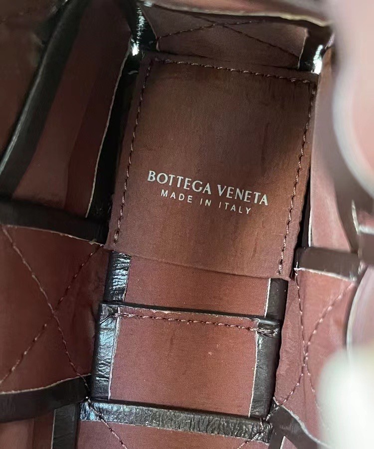 bo*te*ga Ve*ne*ta cassett bag in fondant wrinkled calfskin