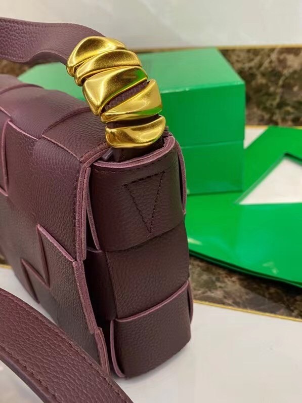 bo*te*ga Ve*ne*ta cassette bag in burgundy grained leather